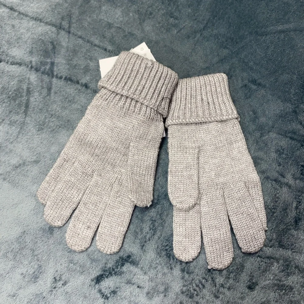 NWT. Zara Kids Gray Knit Gloves. Size 6-9 years.